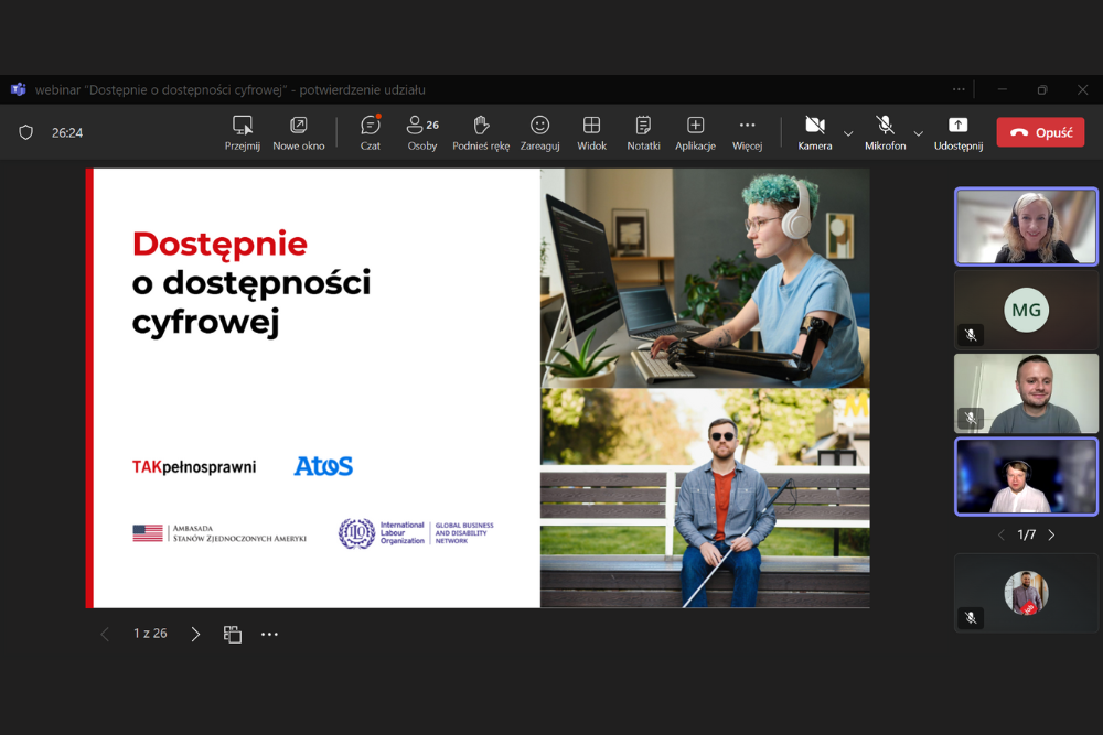 Zrzut ekranu z webinaru „Dostępnie o dostępności cyfrowej”. Widoczny slajd tytułowy z grafikami i logotypami oraz uczestnicy spotkania, w tym Agata Robińska.