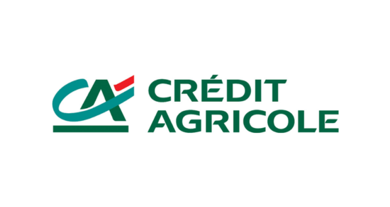Logo banku Crédit Agricole z zielonymi literami i graficznym elementem CA.